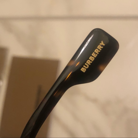 🔥NEW BURBERRY BEST SELLER SUNGLASSES 🔥 - Picture 13 of 13